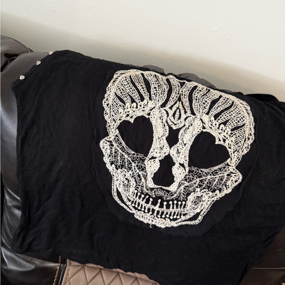 Sleeveless Lace Skull Top